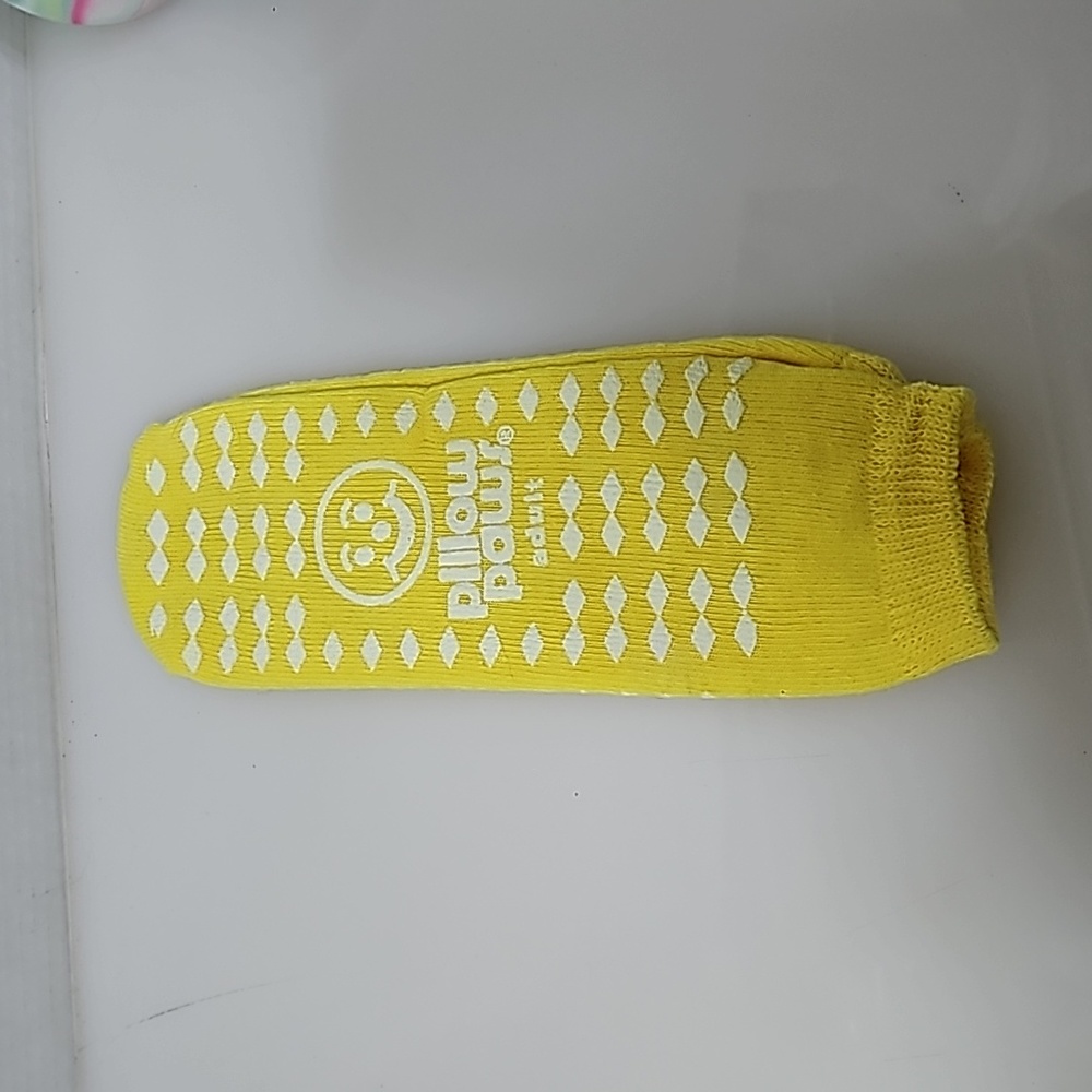 NWOT Pillow Paws Adult socks.